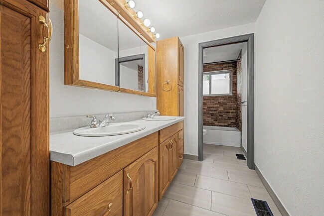Building Photo - "Charming 3-Bed Townhouse in Denver's Heart – Spacious 1350 Sq Ft Living!"
