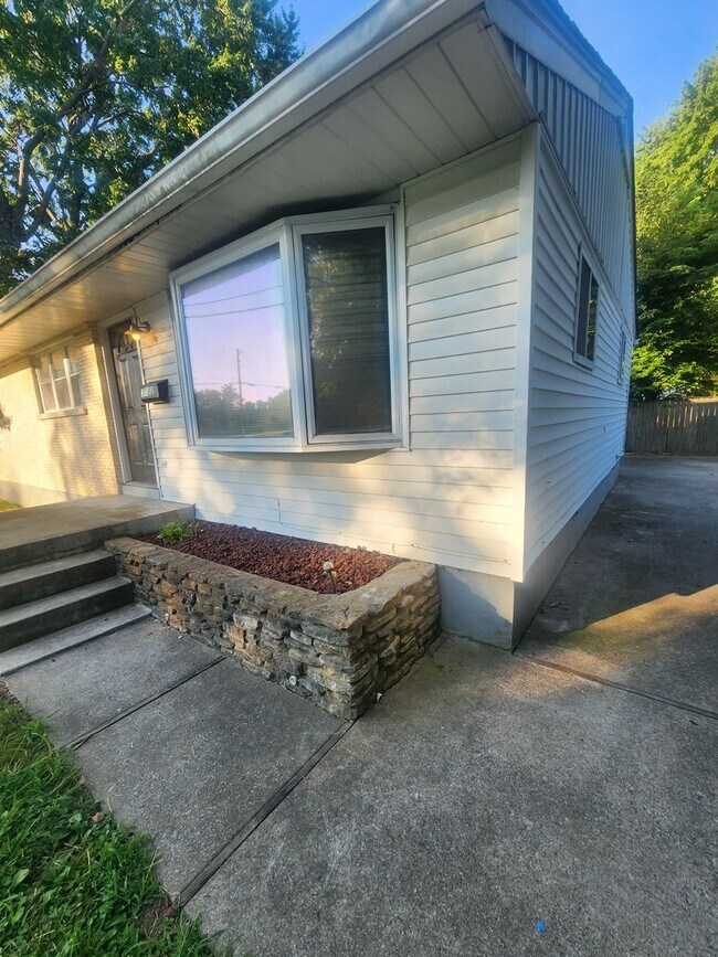 Building Photo - Updated 3 bedroom 1.5 home great for enter...