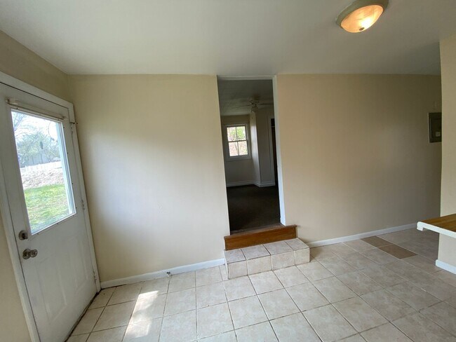 Building Photo - Great Location! Must See!