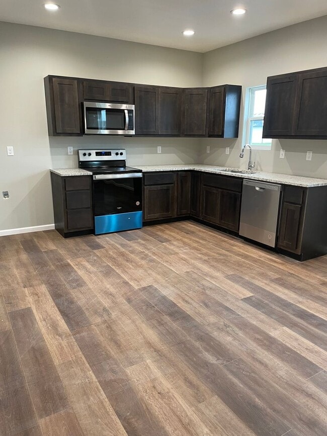 Building Photo - 4 bed 2 bath 2 Car Garage