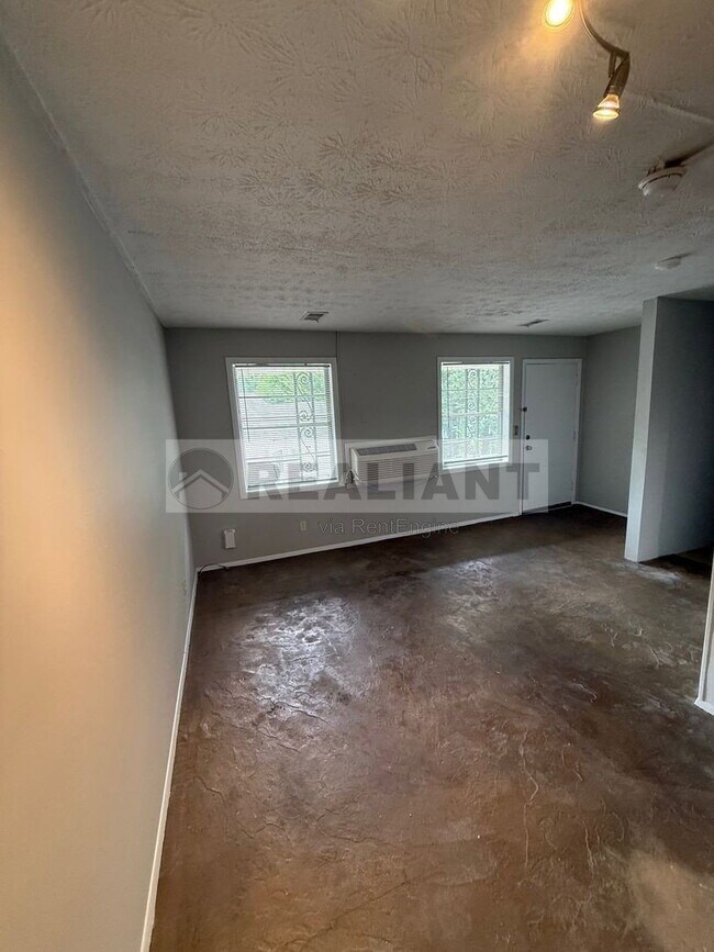 Building Photo - 468 N Limestone