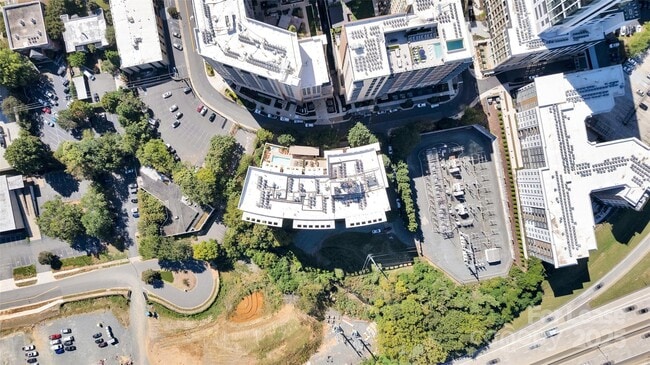 Building Photo - 701 Royal Ct