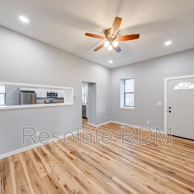 Building Photo - 804 N Locke St