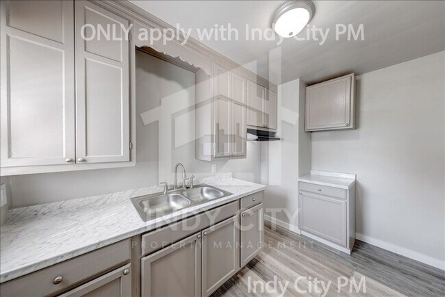 Building Photo - 1326 N Gladstone Ave