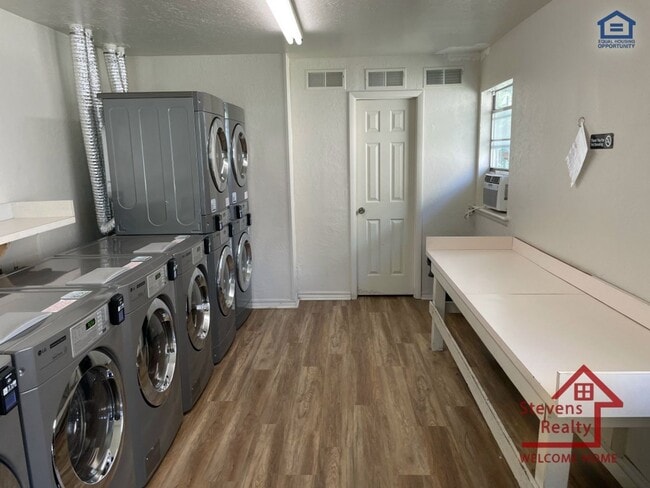 Building Photo - 1502 NW Kingsbury Ave