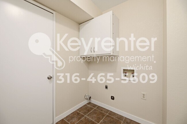 Building Photo - Well maintained 3 bedroom, 3 bath home close to everything you need!