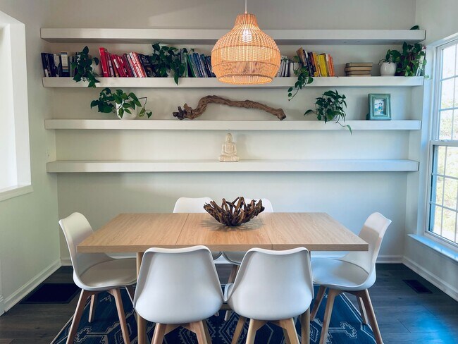 Building Photo - PARK FLEX STAYS: Fantastic Location! Updat...