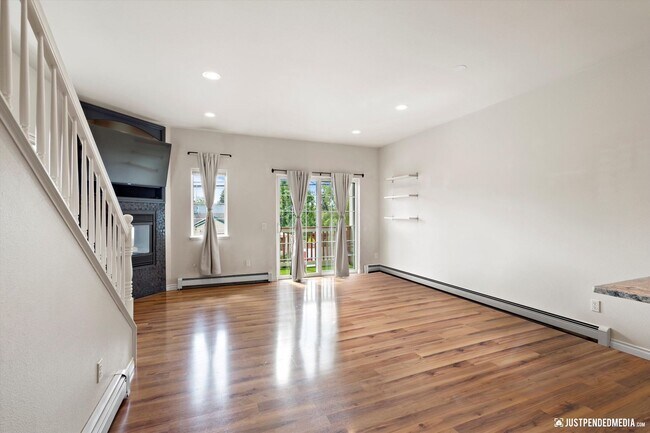 Building Photo - Modern & Stylish Townhome!