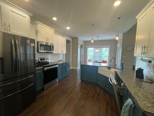 Building Photo - 5 Bedroom 3 1/2 Bath Home For Rent!