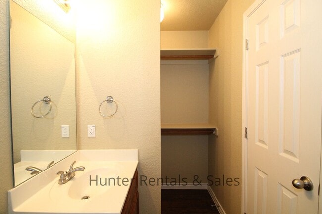 Building Photo - Spacious three-bedroom