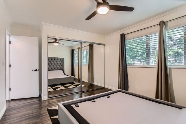 Building Photo - Beautifully Updated 2 Bedroom, 1.5 Bathroo...
