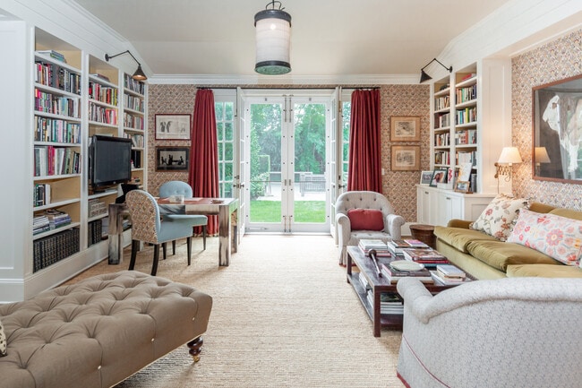 Building Photo - 587 Sagaponack Road