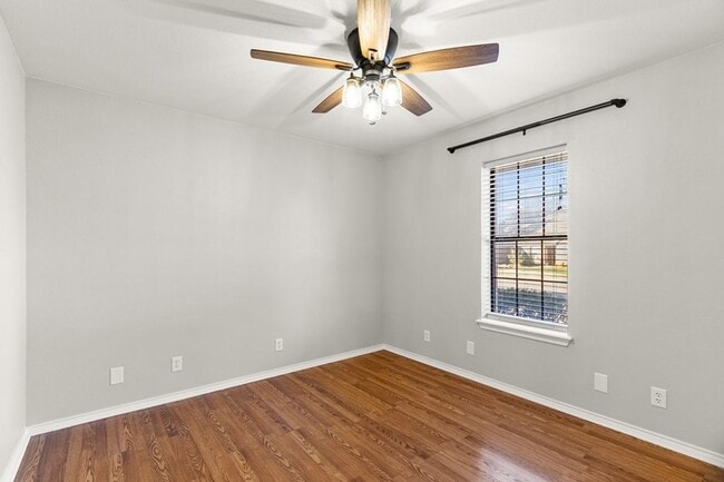 Building Photo - 3701 Oakmont Dr