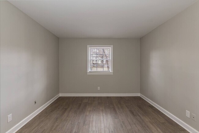 Building Photo - Two Bedroom Home!