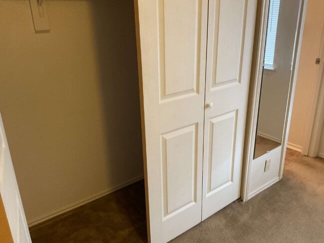 Building Photo - Beautiful Townhome in nice neighborhood - ...
