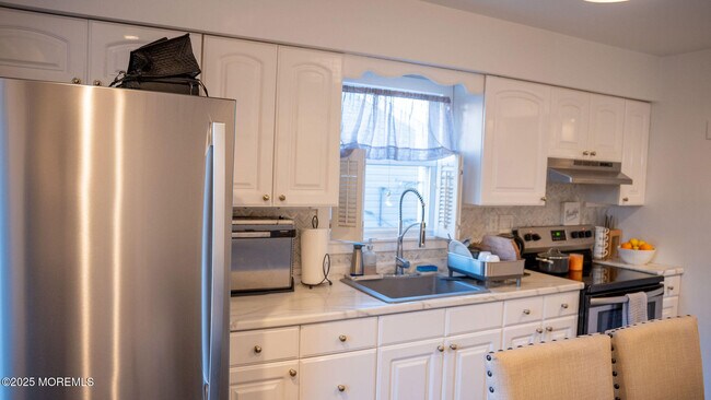 Building Photo - 73 Maple Ave