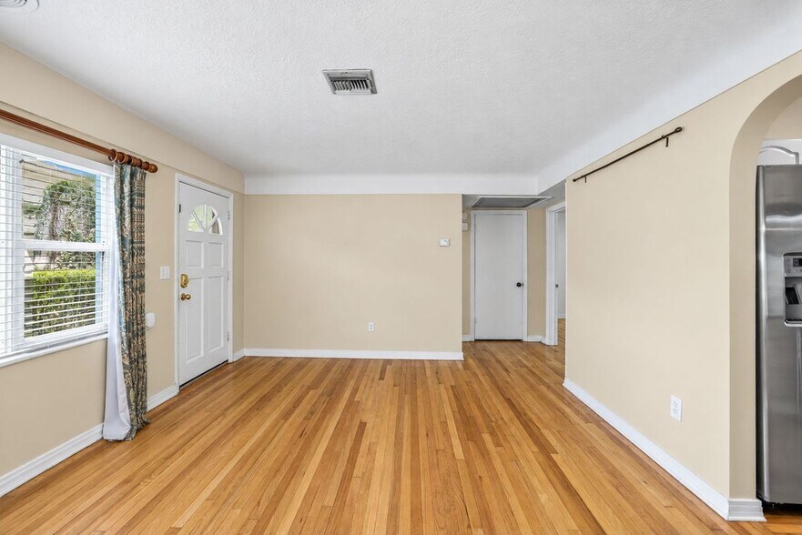 Building Photo - 206 17th Ave NE