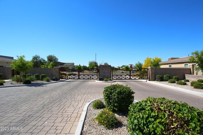 Building Photo - 1201 E Cherrywood Pl
