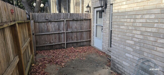 Building Photo - 17471 Red Oak Dr