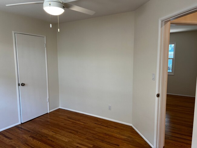 Building Photo - 2 Bedroom 1 Bath Completely Remodeled Apar...