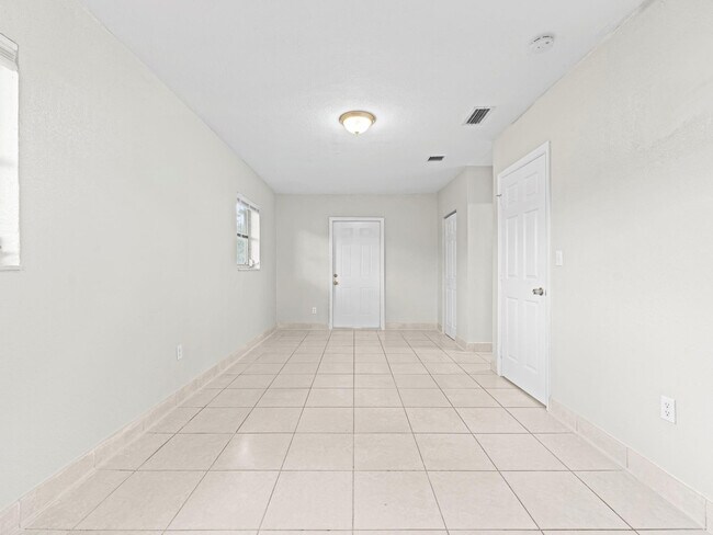 Building Photo - 21200 NE 12th Ct