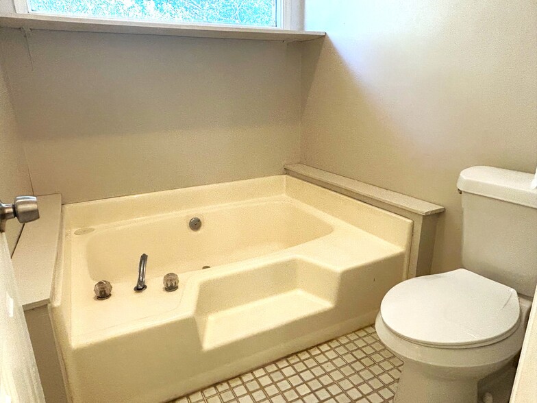 Building Photo - 903 Forest Pointe Way