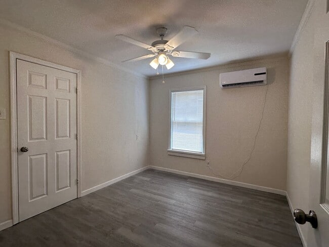 Building Photo - 501 Villa Dr