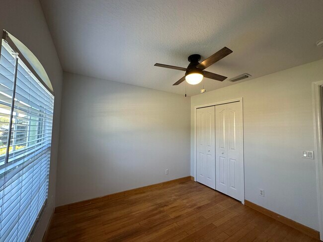 Building Photo - 1374 SE Concha St