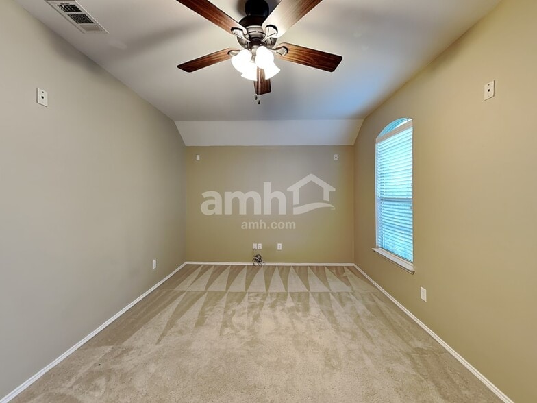 Building Photo - 721 Hickory Ln
