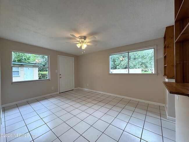 Building Photo - 4464 Spring Glen Rd
