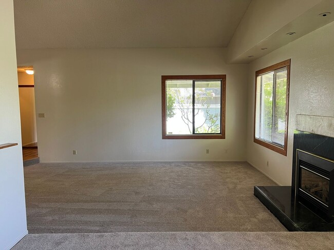 Building Photo - TENTATIVELY RENTED 4 Bedroom 2 Bathroom Si...