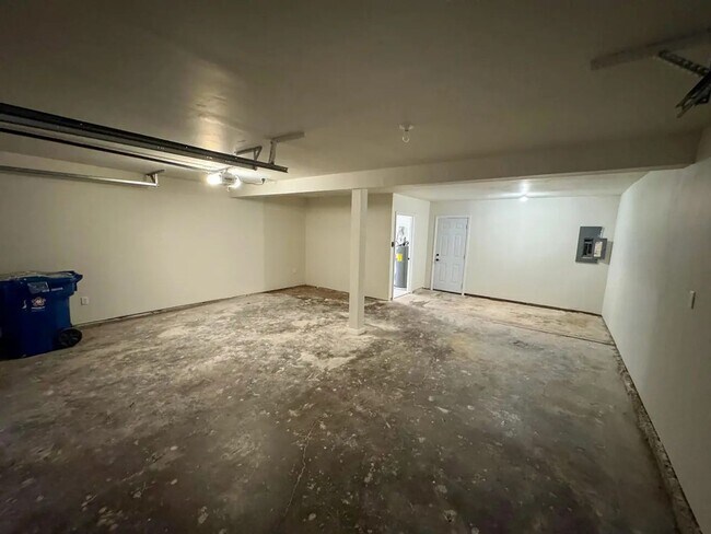 Building Photo - 3 Bed 2 Bath 2 Car Garage in Strafford MO