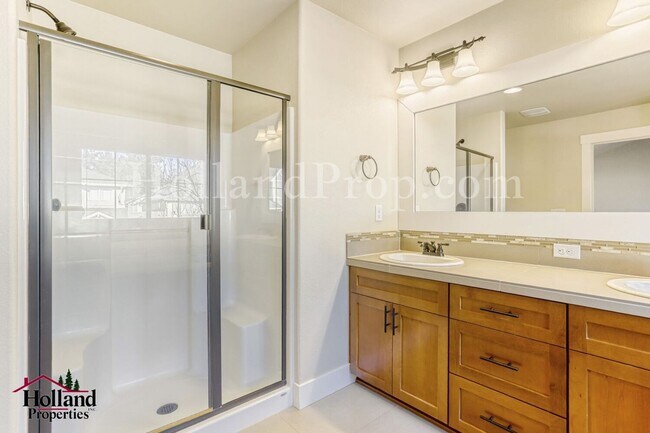 Building Photo - 3-Bedroom Beaverton Home with Granite Kitchen Island and Fireplace