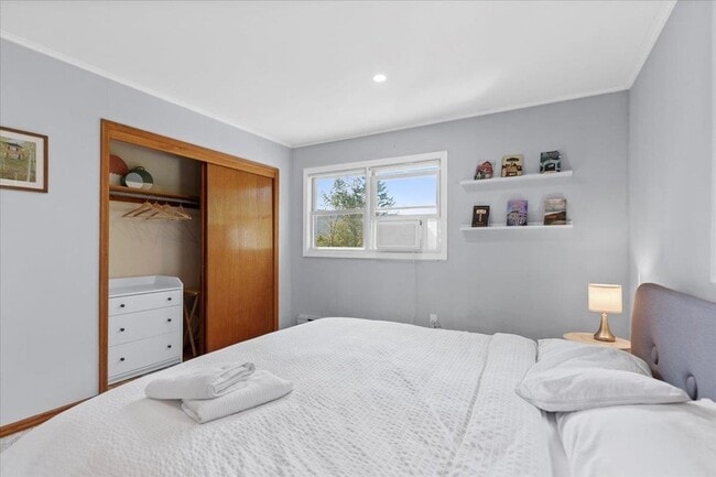 Building Photo - 275 Hillvale Rd