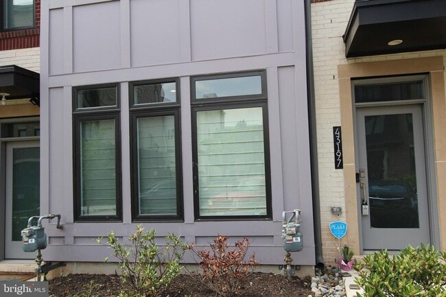 Building Photo - Stylish 1-car garage condo in the heart of...