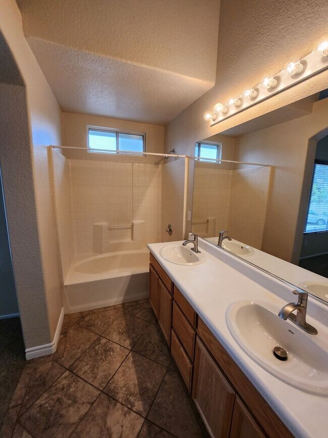 Building Photo - Beautiful remodeled 3 bedroom, 2.5 bath town home in Triana Scripps Ranch