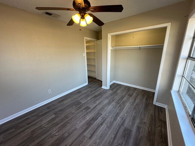 Building Photo - 1921 N Carlyle Ave