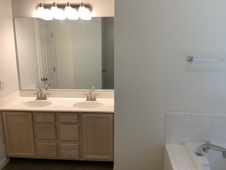Building Photo - 2377 Ferndown Dr