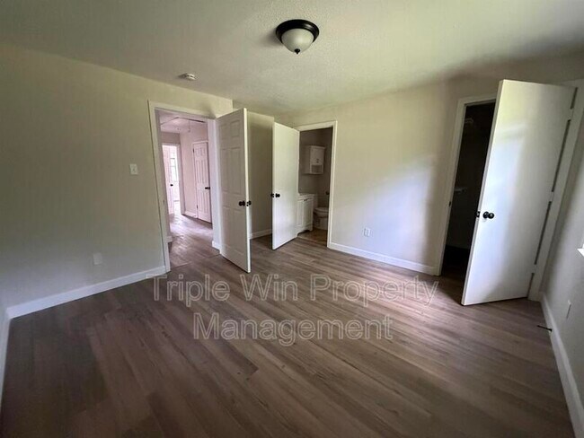 Building Photo - 9937 Carlyle Ave