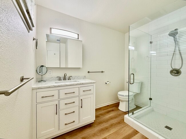 Building Photo - Unfurnished 4 bedroom/2 bathroom home with...