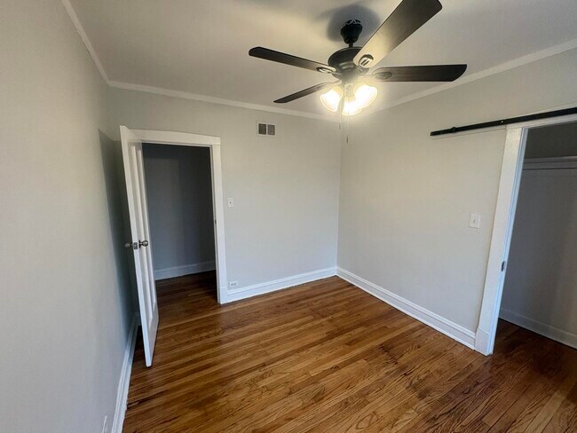 Building Photo - 7004 N Paulina St