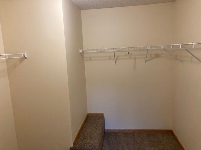 Building Photo - 2BR Woodbury Townhome in Perfect Location!