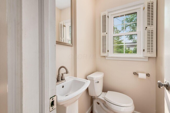 Building Photo - 2559 Welsford Rd