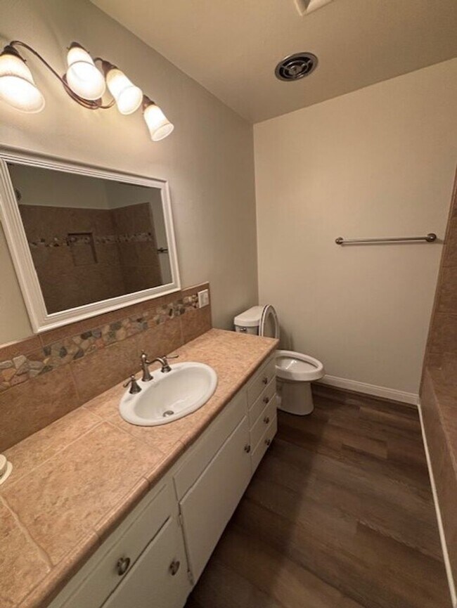 Building Photo - Clean 2 Bedroom / 1 Bathroom Condo Near Stockdale Hwy & Real Rd.