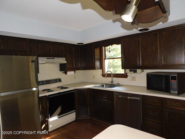 Building Photo - 3-bedroom, 2-bath home featuring an open f...