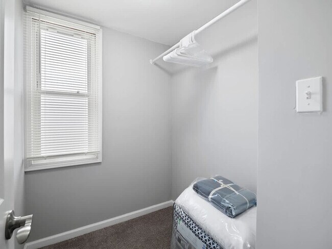 Building Photo - 1415 W 57th St