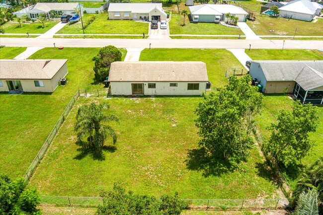 Building Photo - 849 SW Belmont Cir