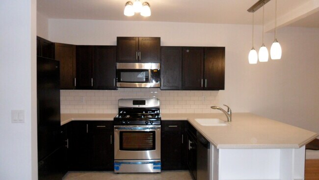 Building Photo - 909 N Poinsettia Pl