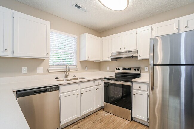 Building Photo - 230 Amir Cir