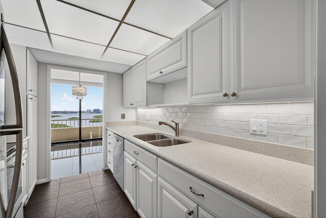Building Photo - 5540 N Ocean Dr